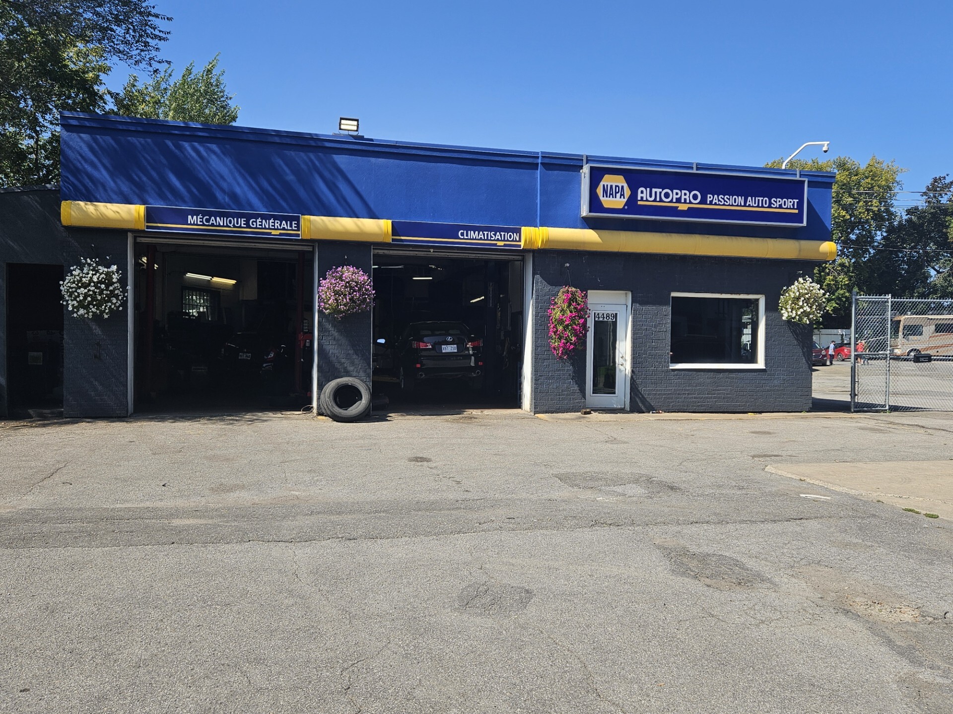 La façade du garage NAPA AutoPro à Laval