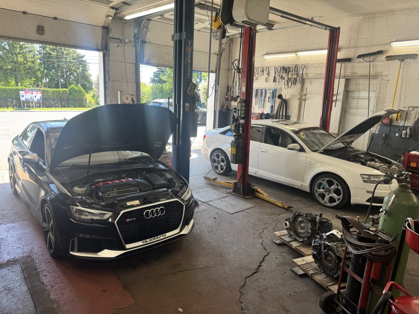 Audi RS3 capot ouvert dans l'atelier